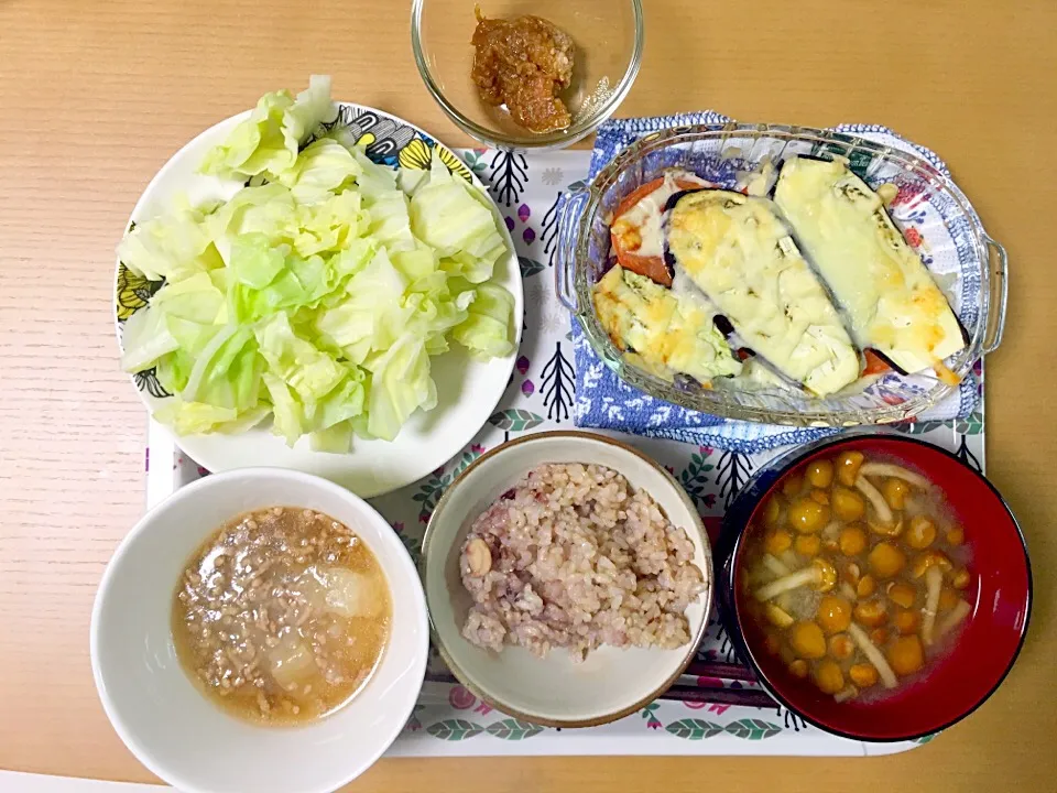 Snapdishの料理写真:6月20日
茹でキャベツ
大根そぼろ煮
なめこの味噌汁
茄子トマトのチーズ焼き
玄米|あちゃんみんさん