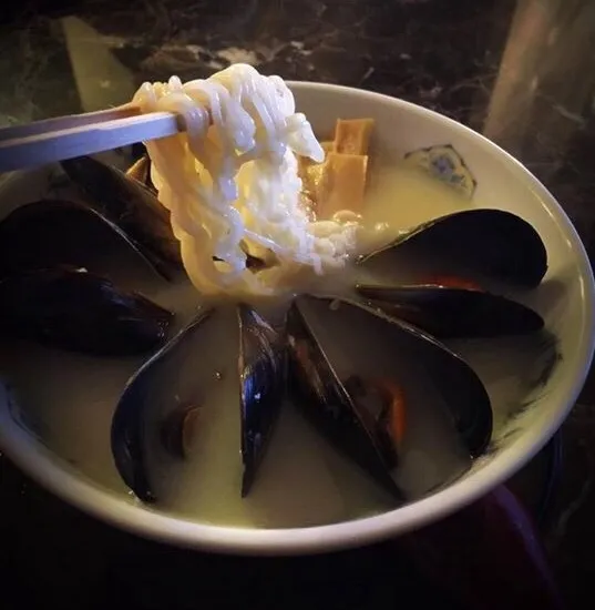 昨夜、禁断のお夜食を‥‥(｡>﹏<｡)💦。 ムール貝のニンニクバター塩ラーメン🍜♪♪♪ お出汁が美味しい～の!!!!!!💓|💍ごはん🍚さん