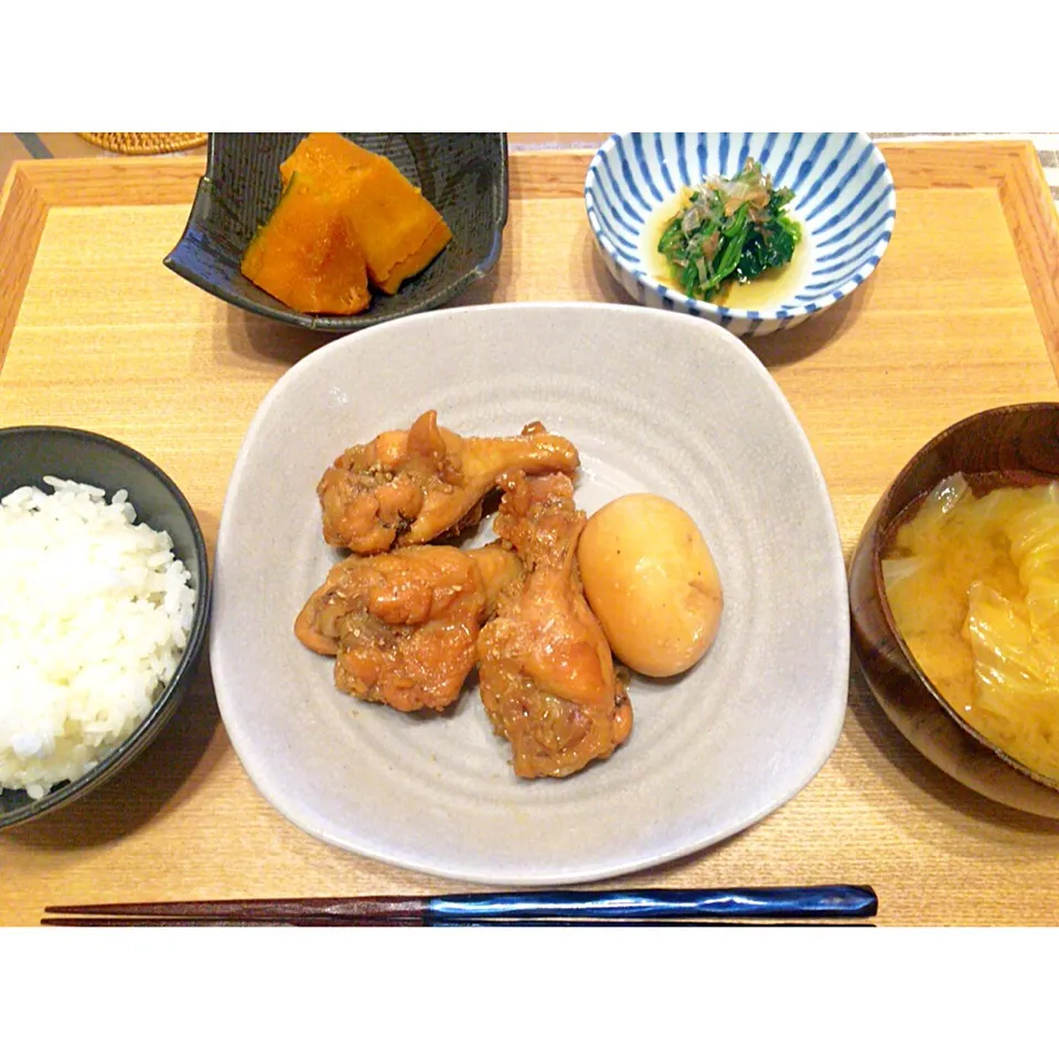 手羽元のさっぱり煮、かぼちゃの煮物、ほうれん草のお浸し、味噌汁|つんさん