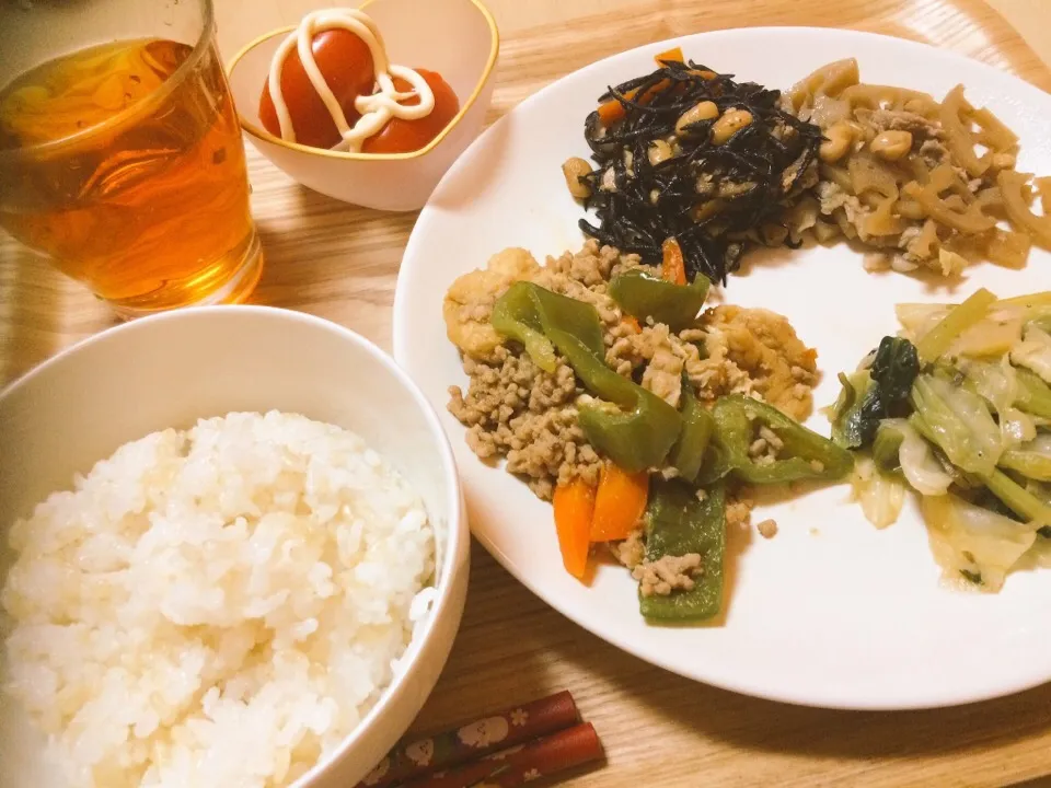 ＊油揚げとひき肉と野菜の甘辛炒め
＊ひじき煮
＊レンコンと大豆のきんぴら
＊キャベツと小松菜の塩昆布炒め|まめちゃんさん