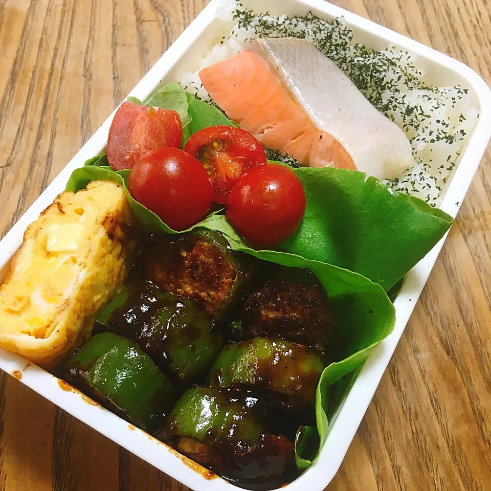 今日のお弁当
・和風ピーマンの肉詰め
・出汁巻き
・茹で鮭|akiさん