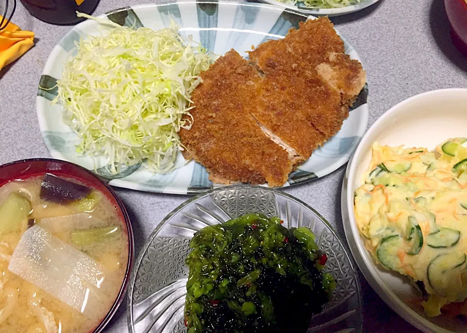 Snapdishの料理写真:特上とんかつ、自家製ポテサラ、茄子大根油揚味噌汁、麦飯、野沢菜昆布しそ風味漬物、キャベツ|ms903さん