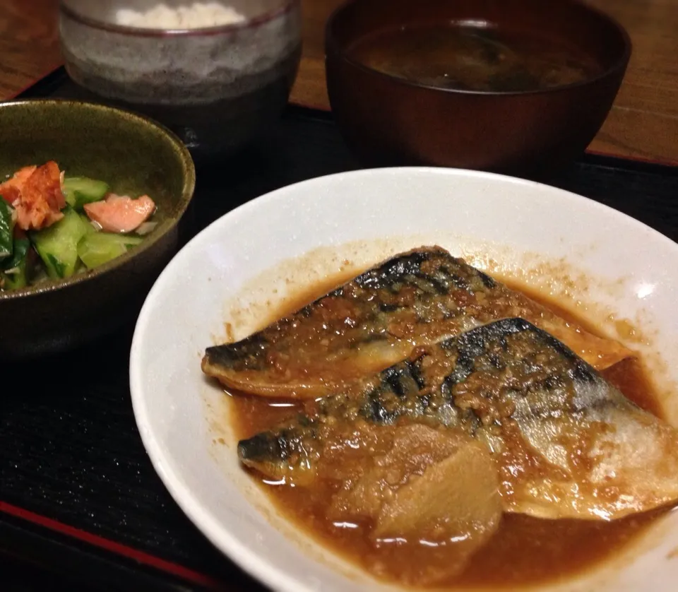 晩ごはん  鯖の味噌煮 鮭と胡瓜の酢の物押し麦入  玉ねぎワカメの味噌汁 麦飯|ぽんたさん