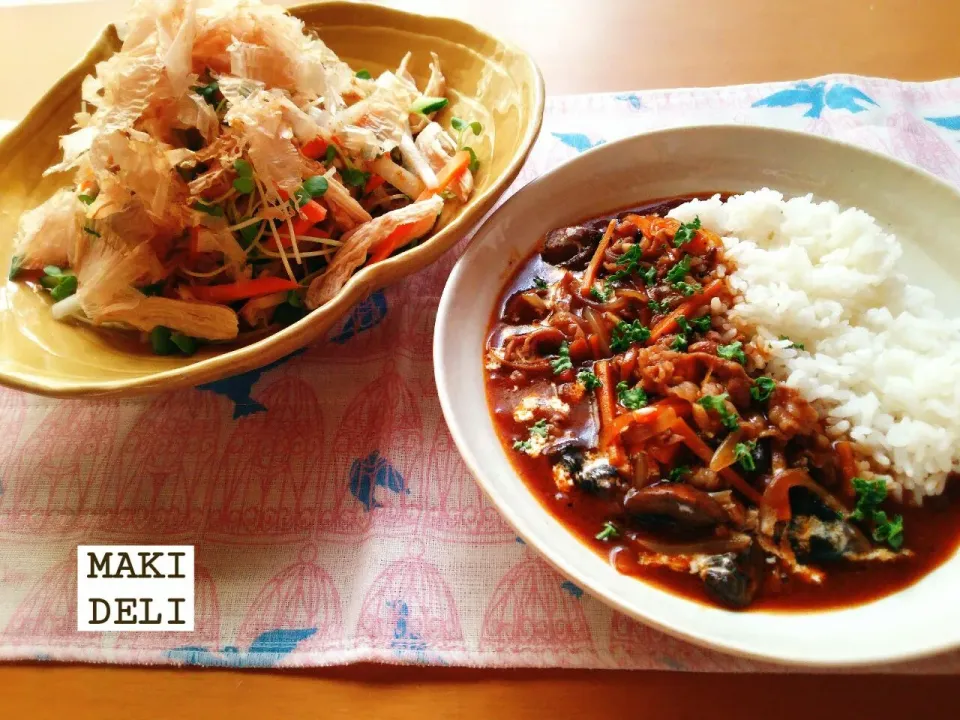 まるちゃん🙆のハヤシライス✨＆鶏肉と千切り野菜のサラダ花ふわりかけ♡|真希さん