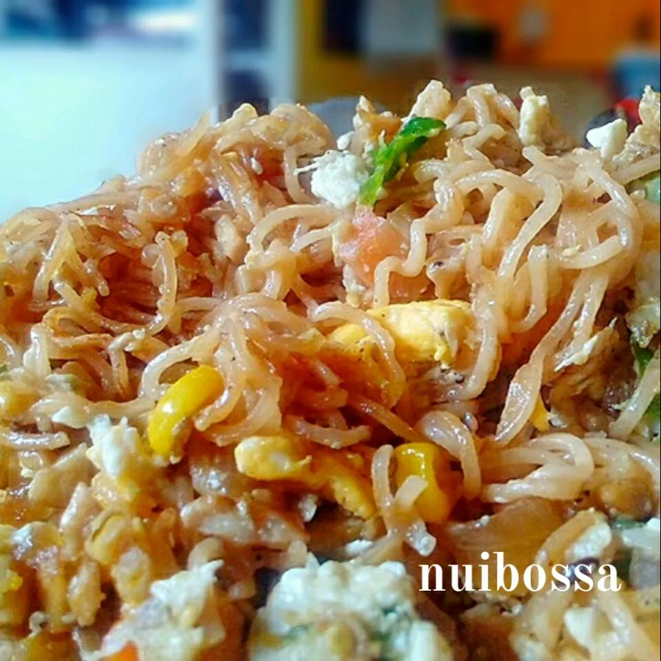 "ผัดมาม่า"🍝🍝
 #closeup💚💛😋😊|nuibossa fb.Nui Bossaさん