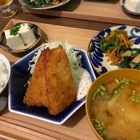 Snapdishの料理写真:【ヴィーガン定食】ヒエのフィッシュフライ風、わかめとわけぎのぬた、ピーマンと人参のきんぴら、冷奴、ジャガイモとわかめの味噌汁|でらこさん