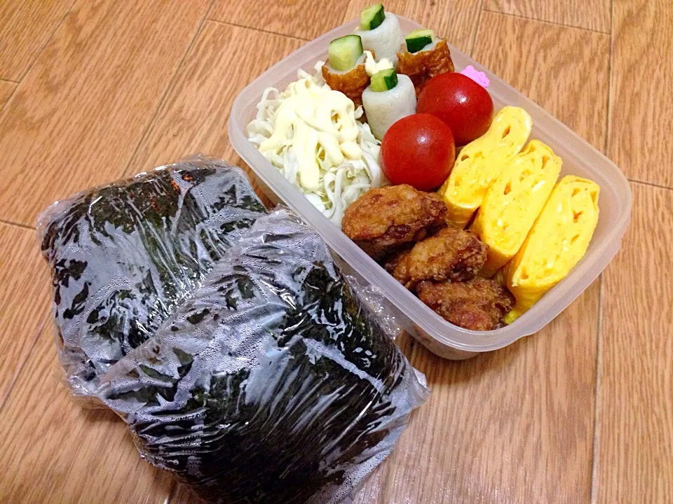 Snapdishの料理写真:おにぎり
・昆布
・じゃこ山椒
出し巻き卵
鳥から揚げ
キャベ千プチトマト
竹輪胡瓜|ちゃびきゅさん