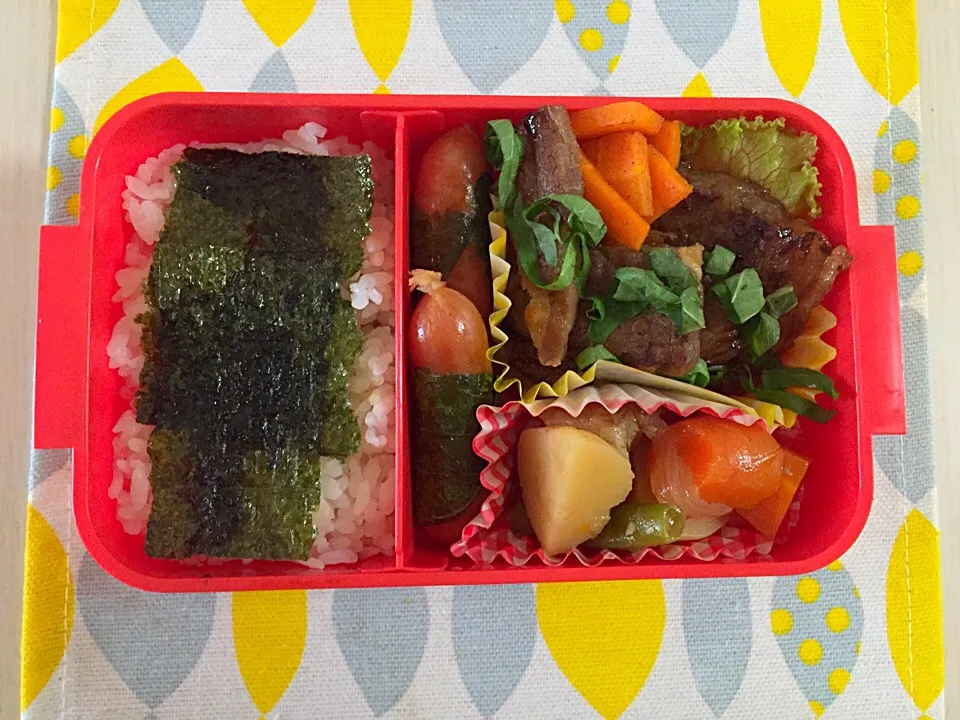 Snapdishの料理写真:お弁当 ウインナー大葉巻き 肉じゃが コストコの骨つき豚カルビ|くみさんさん