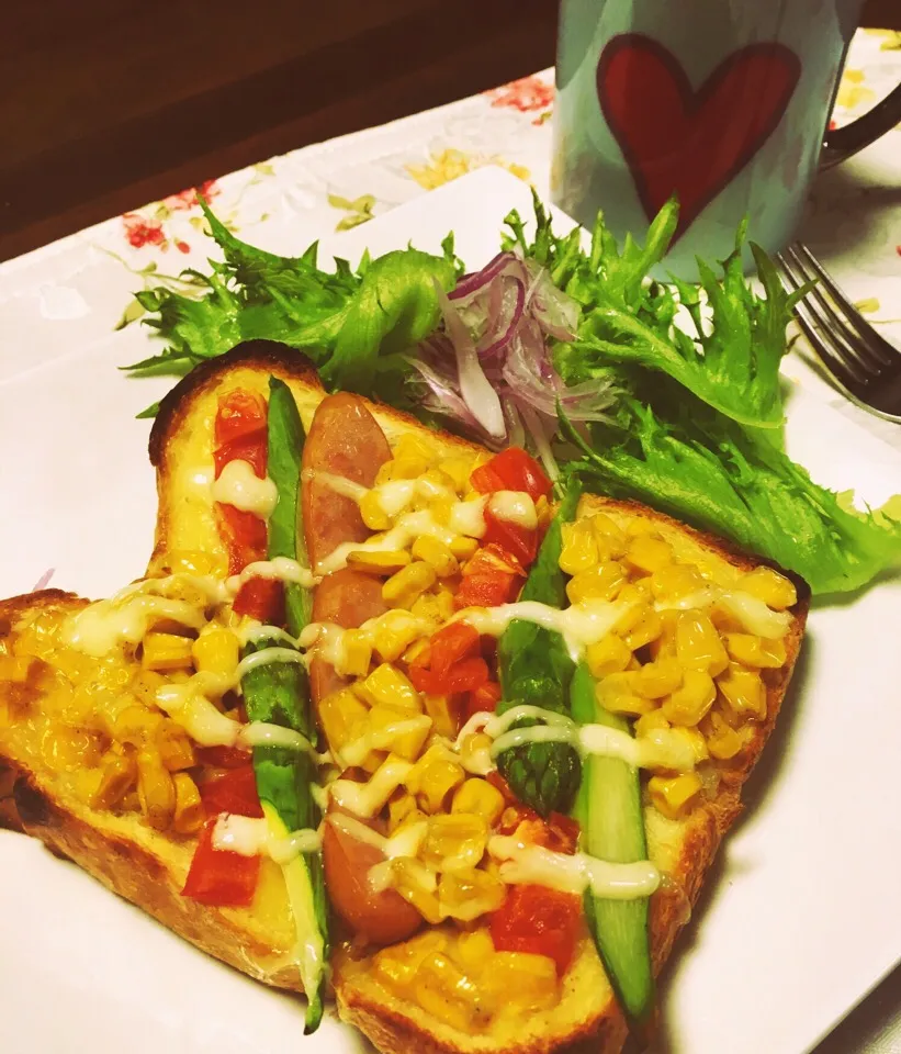 Snapdishの料理写真:朝ごはん✨
焦がしバターコーンの
オープンサンド💖✨|七味さん