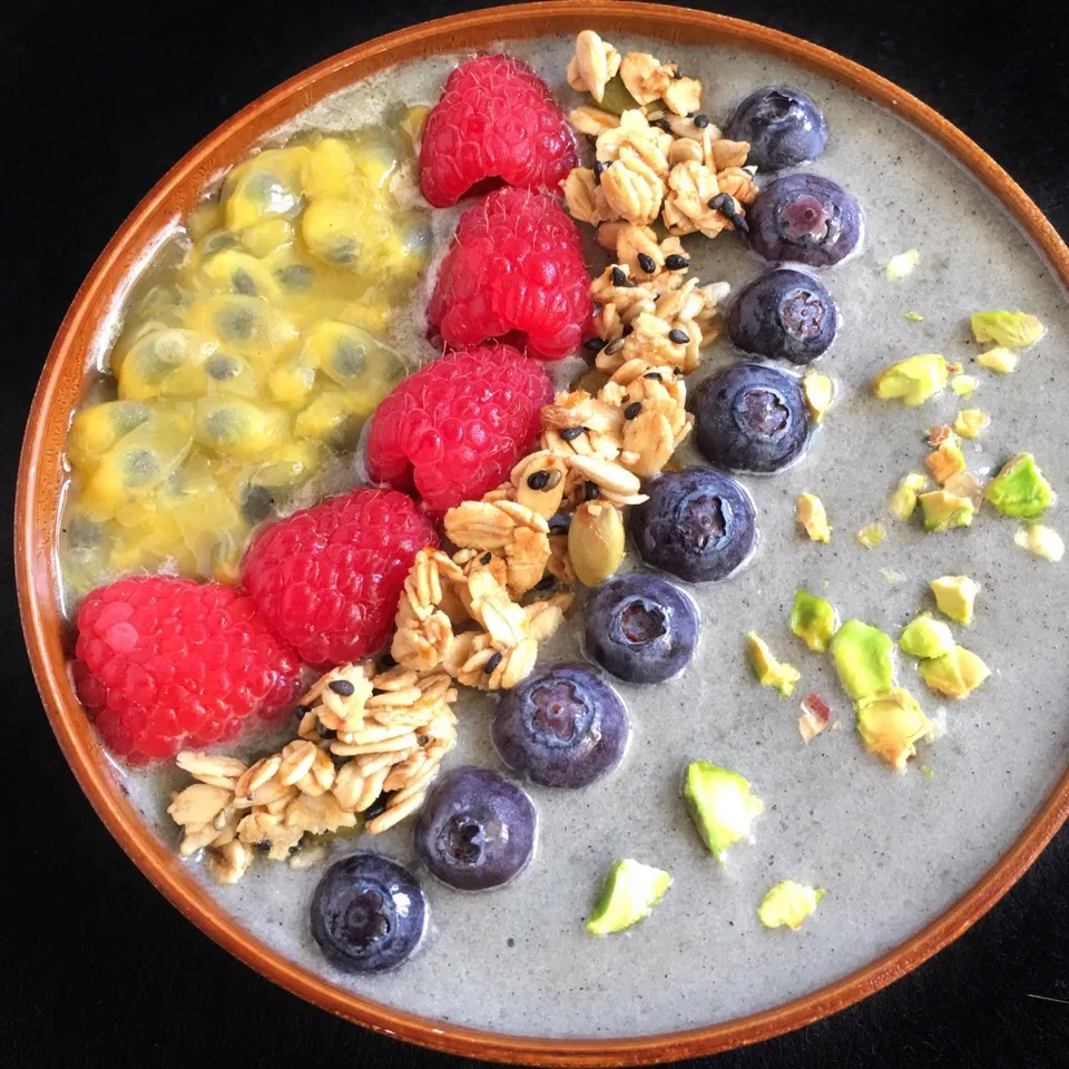 Black sesame smoothie bowl with granola and fruits|coxiella24さん