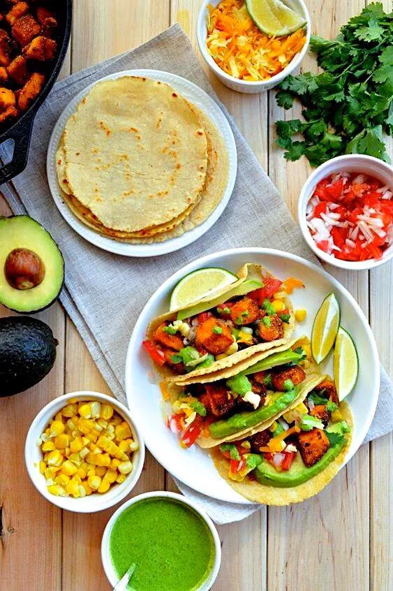 Crispy tofu tacos with all the trimmings from salsa fresca,corn niblets, avocado, fresh limes, & corn tortillas|🌺IAnneさん