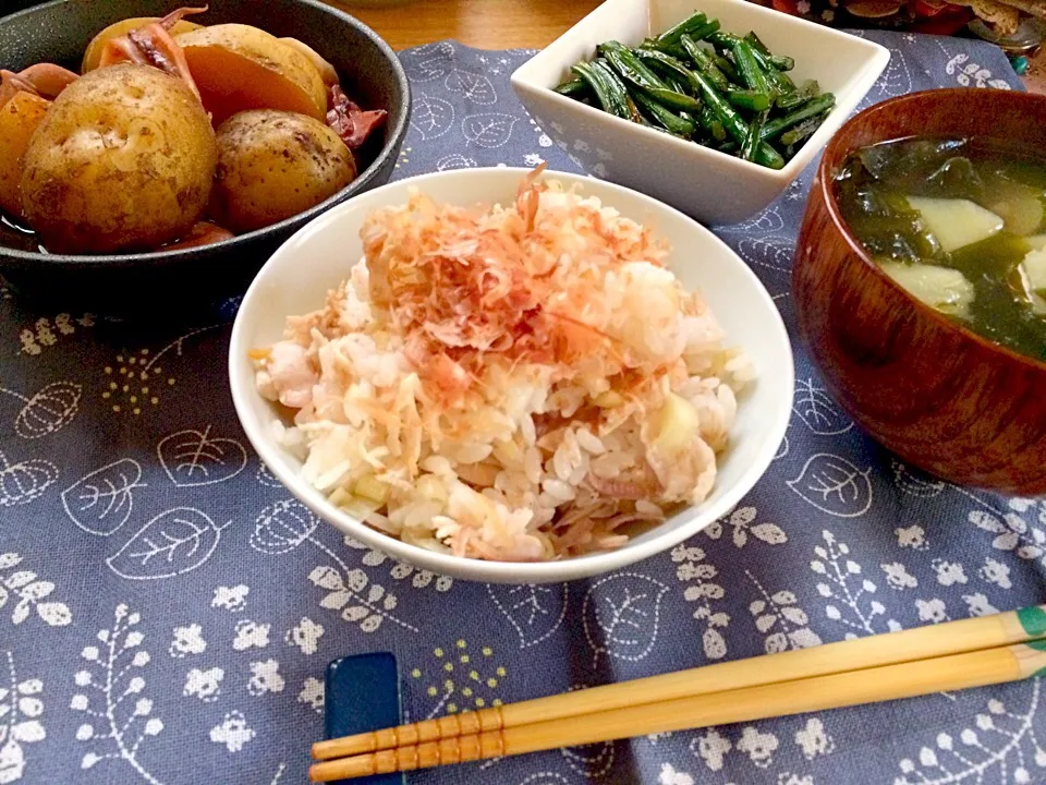 朝ごはん★イカとじゃがいもの煮物、ニンニクの芽の炒め物、じゃがいもとわかめのスープ、ささ身の梅みょうがごはん|ハルさん