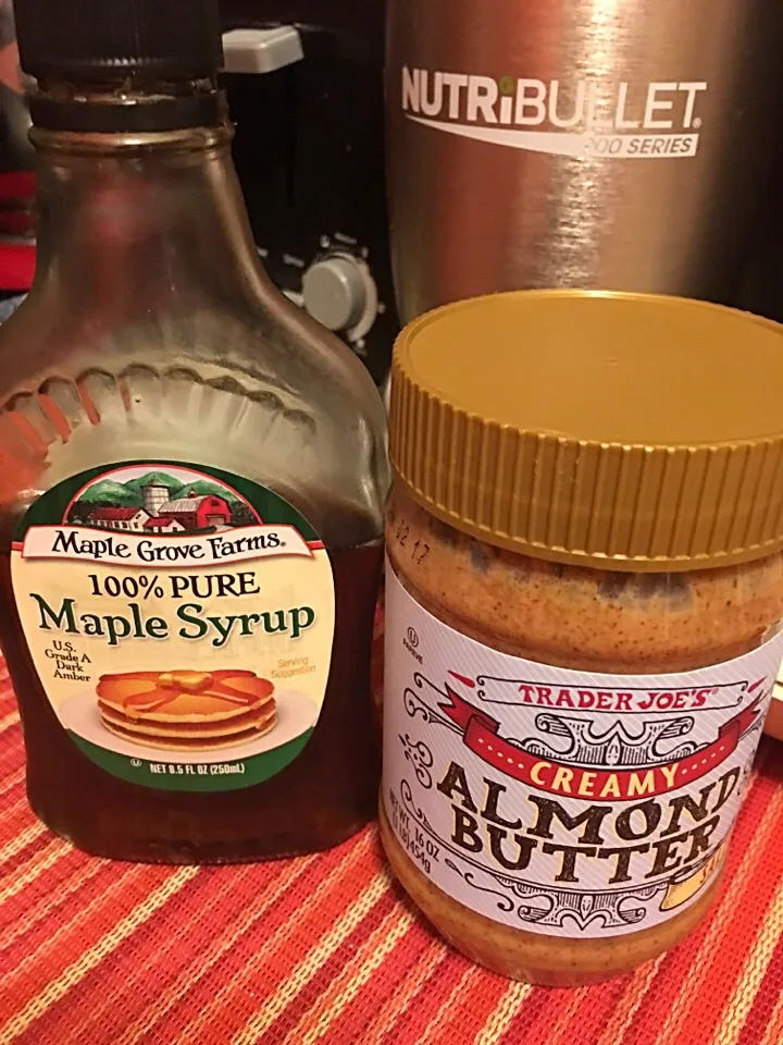 Trader joe's creamy almond butter🌰 "the best" with a swirl of vermont maple🍁syrup👍🏼 yumminess😍delish|🌺IAnneさん