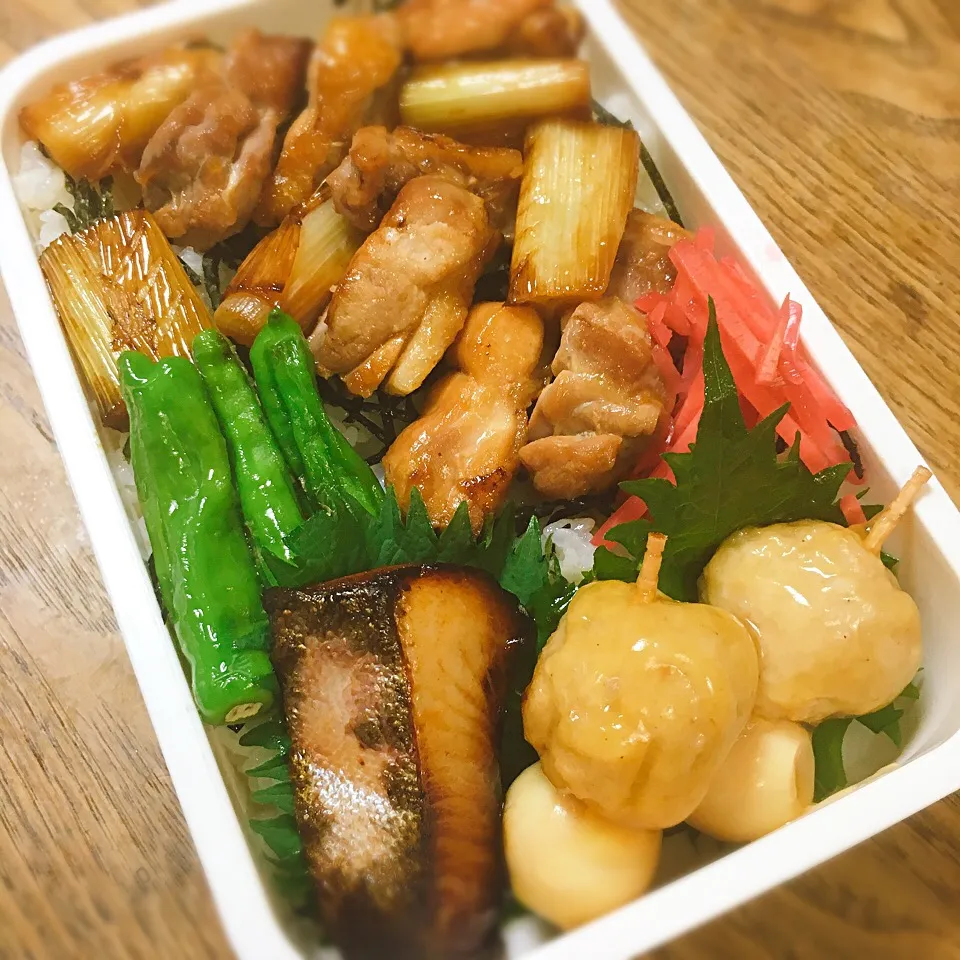 今日のお弁当
・焼き鳥丼
・うずらの玉子と鶏肉団子の甘酢餡かけ
・ブリの幽庵焼き
・焼ししとう|akiさん