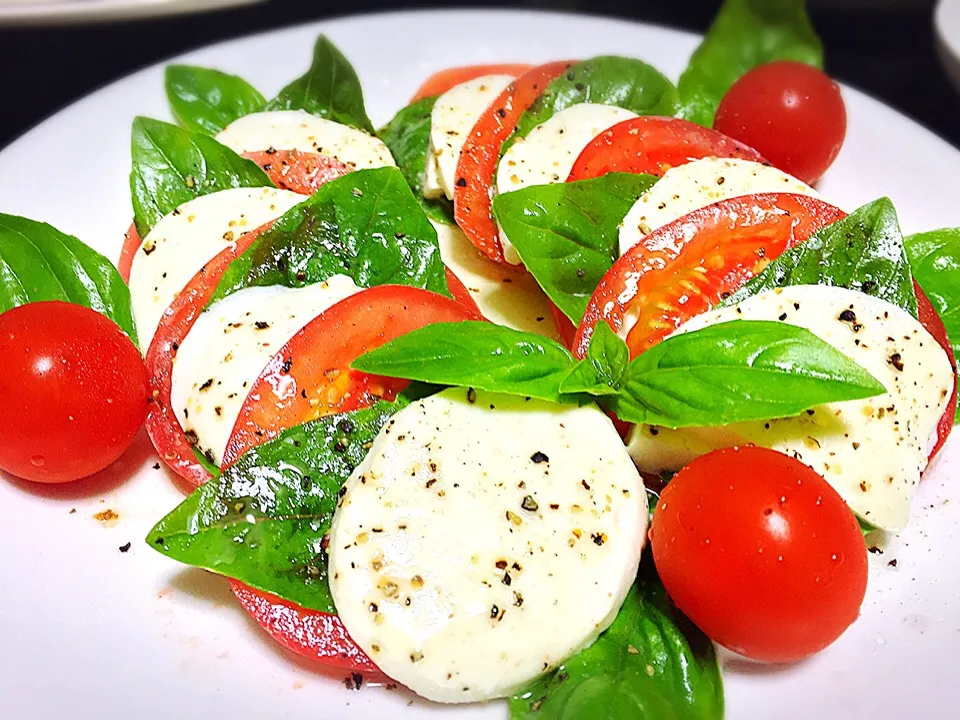 今年初採り❤️
自家栽培バジルのカプレーゼ😋🍅|桃実さん