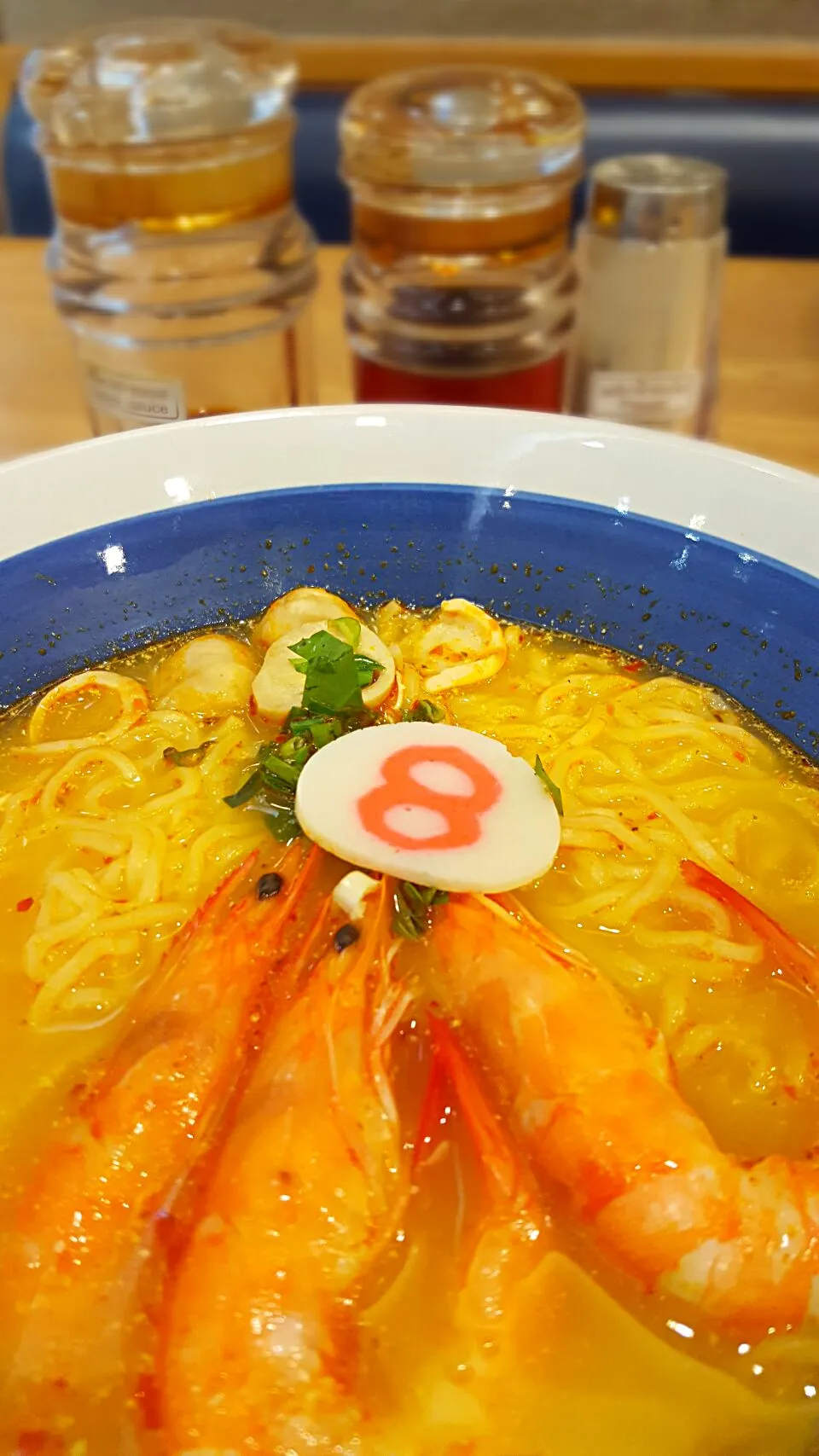 "ต้มยำกุ้งราเมน" 🍲
(Tom yum shrimp ramen)
วันนี้มากินบะหมี่หมายเลข8 อาหร่อย...😋|🌴Papa Naughty...(new id)🍹さん