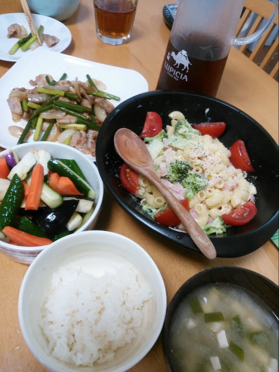 豚肉とニンニクの芽の炒めもの&マカロニサラダ&浅漬けスティック♪|Kayo Matsudaさん