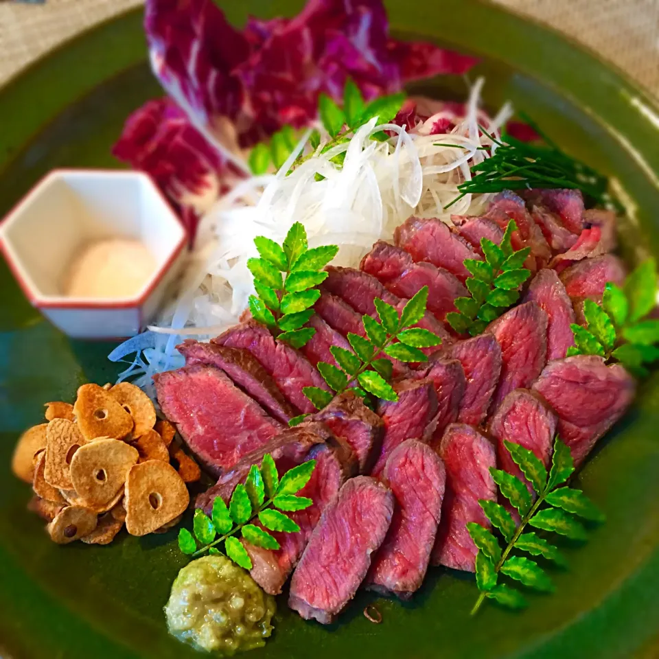 Snapdishの料理写真:昆布〆で熟成🐮牛肉のたたき🍷|もとぱんさん