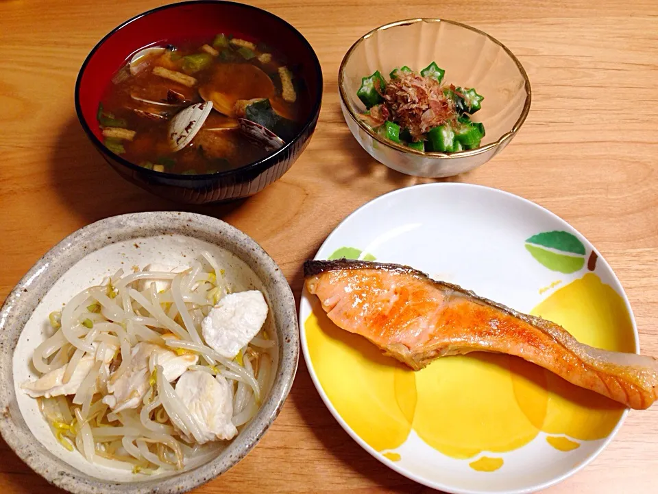 鮭の塩焼き⭐️鶏胸肉ともやしの蒸焼き⭐️オクラ⭐️あさりの味噌汁|ほなさん