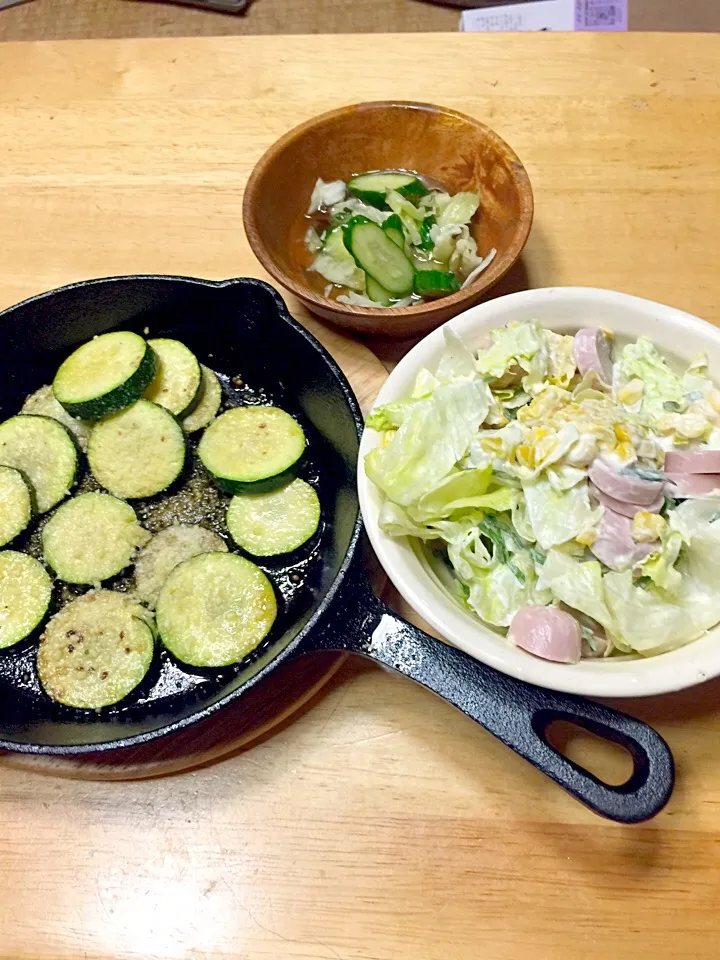 ズッキーニの焼いたの
レタスと魚肉ソーセージのサラダ
昨日の浅漬け|ミカさん