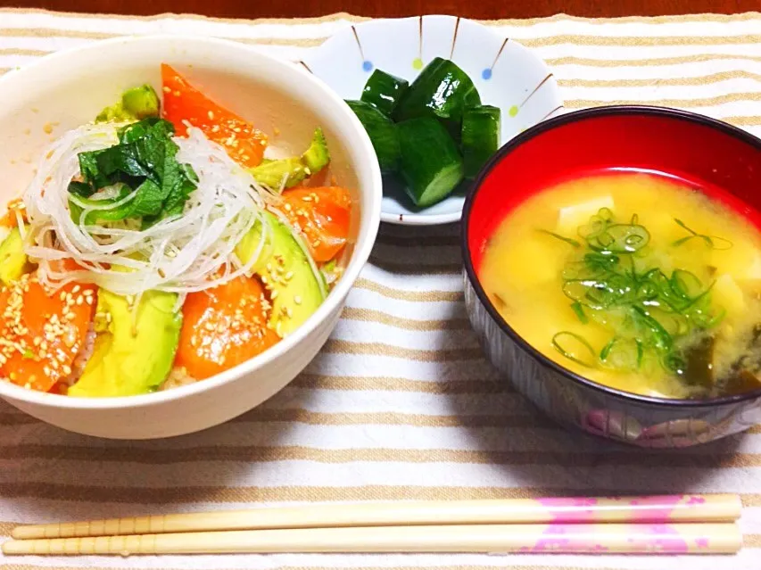 サーモンとアボガド丼＊
じゃがいもと豆腐のお味噌汁＊
きゅうりの浅漬け＊|anna☺︎さん