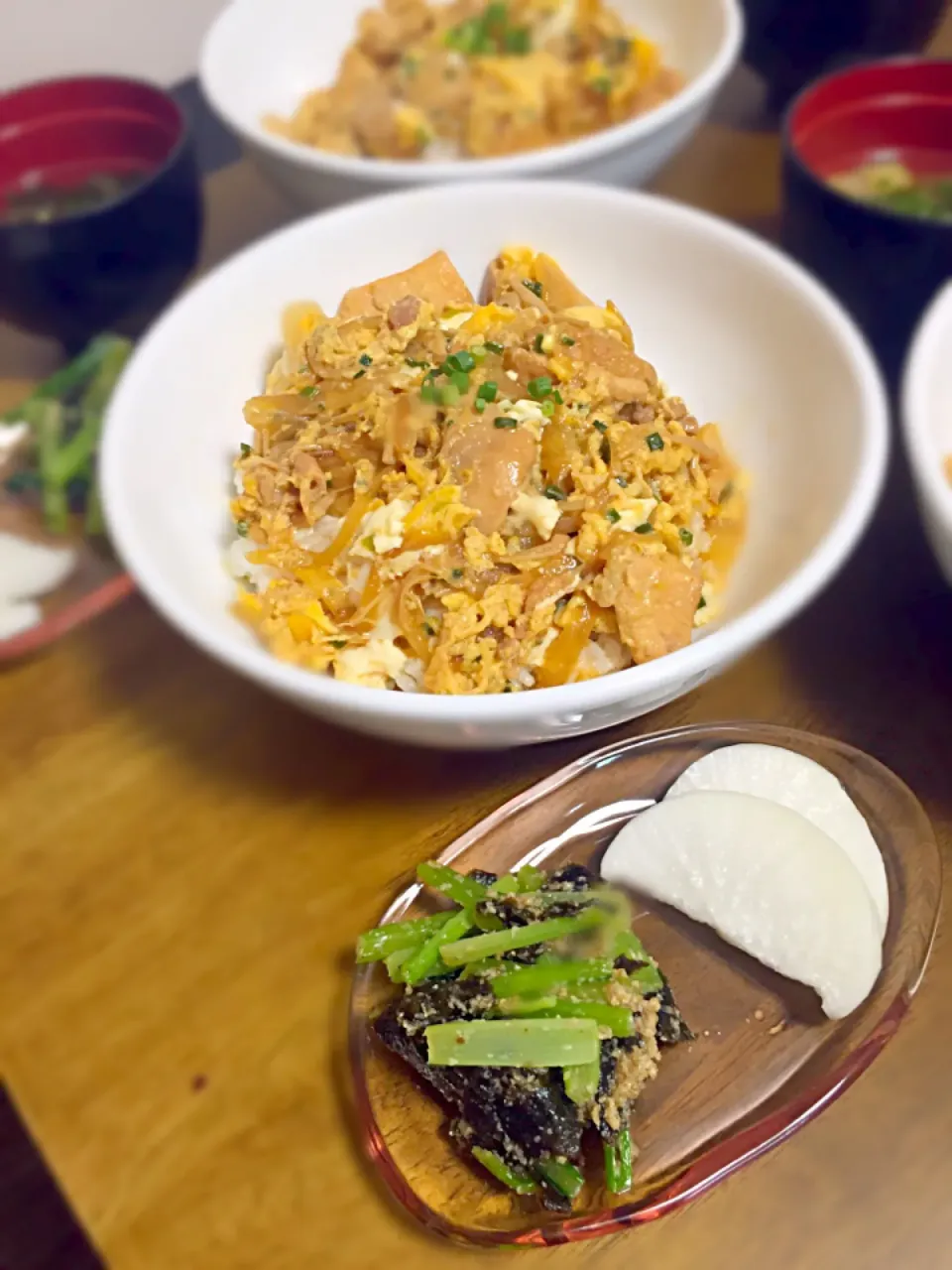 鶏胸肉で焼き煮込み親子丼&小松菜と海苔のゴマ和えと大根の浅漬け|パパパ♪さん