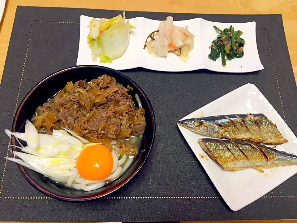 Snapdishの料理写真:⚪️長ネギたっぷり肉うどん
⚪️さんま
⚪️白菜浅漬け、大根、ほうれん草|ミソジーヌさん