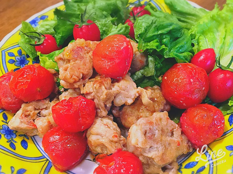 しゃぶ肉玉とミニトマトの ポン酢焼き。 付け合わせは若々しいアイコトマト🍅  ジェネレーションギャップ🍅の豚さんコラボ🐷🍅|chiaki3（平川ちあき）さん