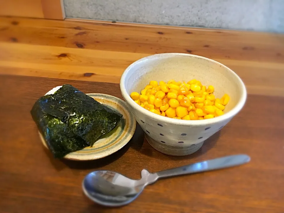 醤油バターコーンと味噌おにぎり|えりぺいさん