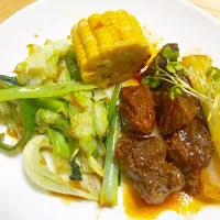 One plate dinner. 
Steak
Sautéed green vegetables 
Cellory 
Corn|Amherstさん