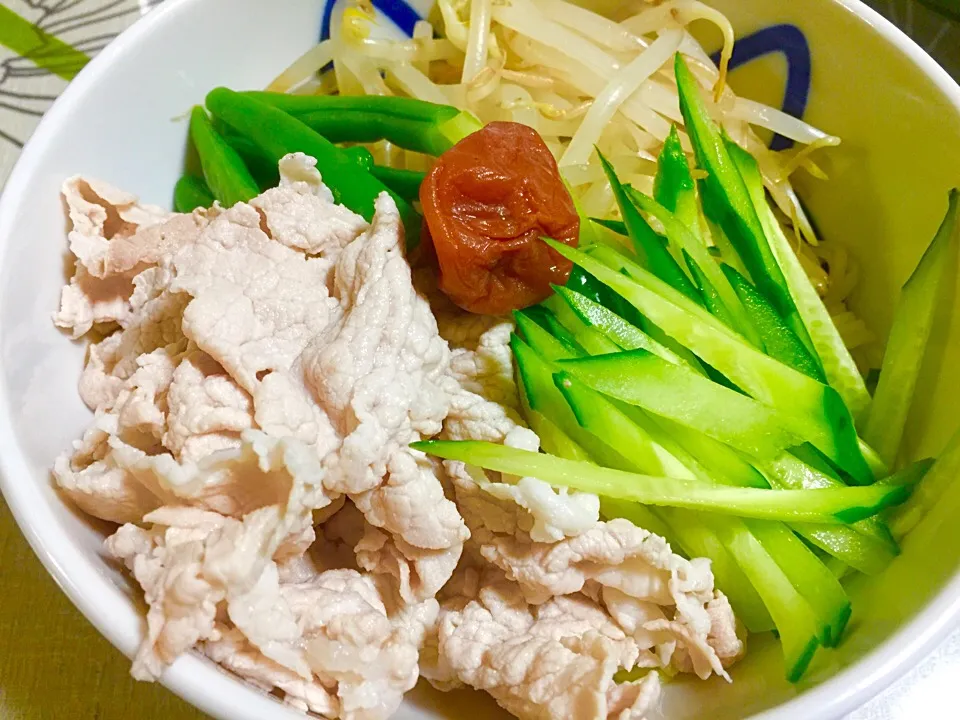 冷しゃぶ中華
名前の通り冷たい中華麺に冷しゃぶがのっただけ😅|tabyさん