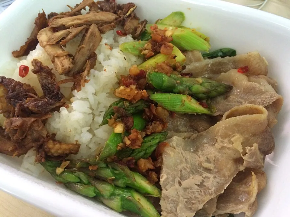 Dinner bento: roast chicken fried with chilli, garlic and dark soya sauce, asparagus in hae bee hiam and grilled spicy pork belly on baby spinach|Ong Sor Fernさん