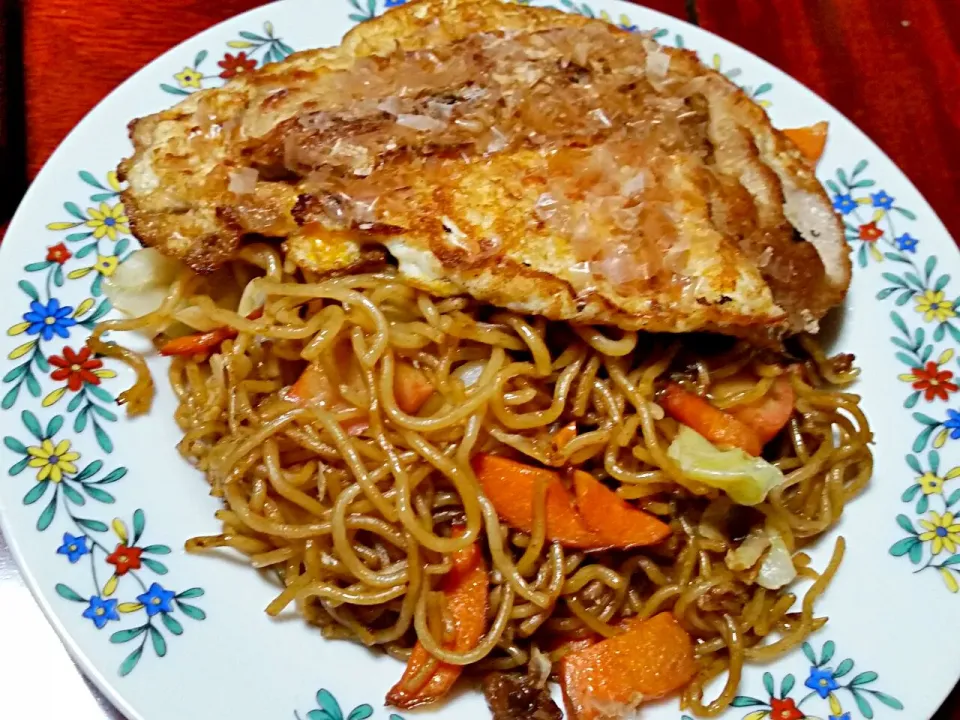 Snapdishの料理写真:焼きそばオンとんぺい焼き|Morito Kamiyaさん