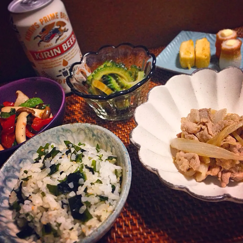 わかめご飯／豚肉の生姜焼き／トマトとエリンギのバジルソテー／ゴーヤのお浸し／卵焼き／チーズちくわ／キリン一番搾り|mogwaiさん