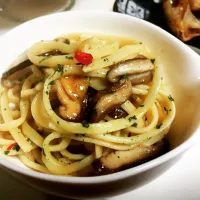 Snapdishの料理写真:Linguine with garlic, chili and mushroom|Janet Itoさん