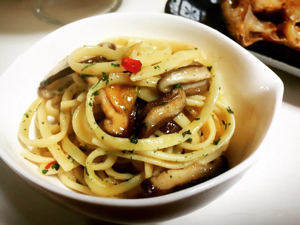 Linguine with garlic, chili and mushroom|Janet Itoさん