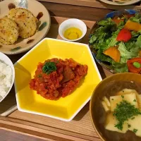 Snapdishの料理写真:【ヴィーガン】冷凍こんにゃくのトマト煮込み、長芋のバジルパン粉焼き、南瓜とパプリカのグリルサラダ、ヴィーガンチーズのオニオングラタンスープ|でらこさん