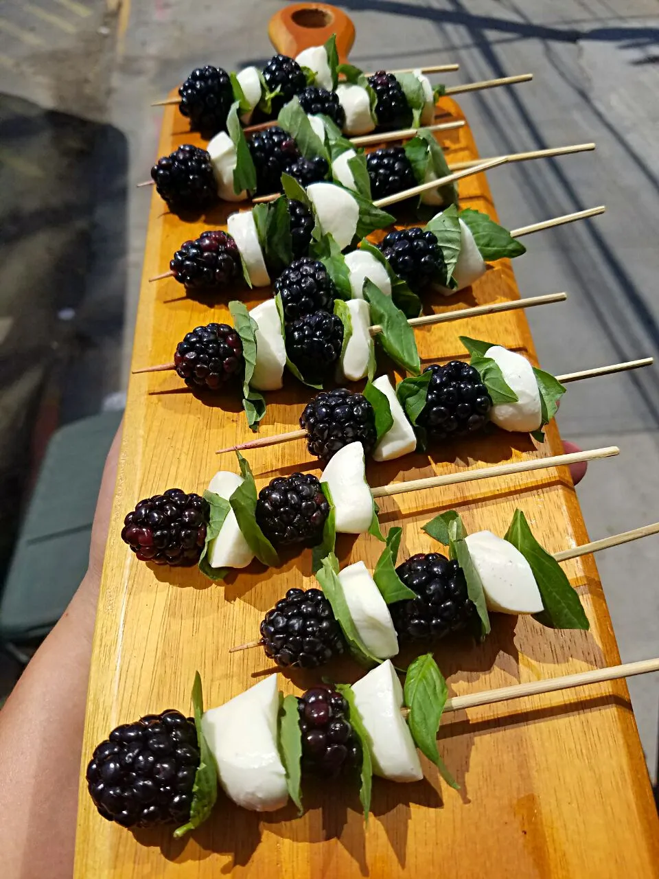 mozzarella blackberries caprese|Graciela Marinさん