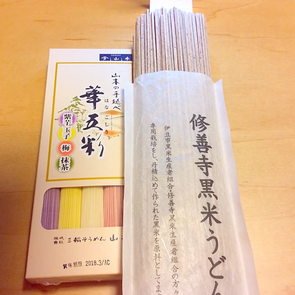 Somen, one natural and four flavored on the left, and dried udon with black rice purchased at Shuzenji temple in Izu.|nakさん