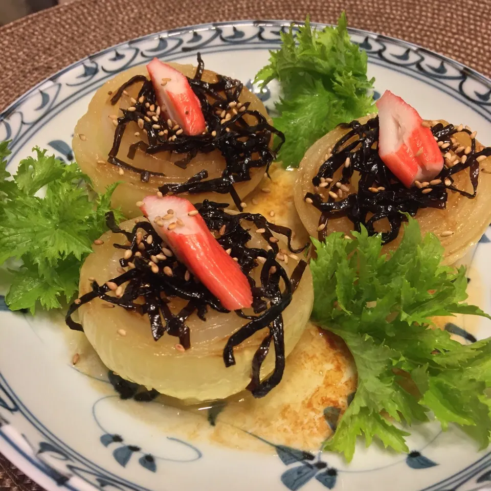 新玉ねぎと塩昆布のレンチン蒸し バターの香り❤️|paaruさん