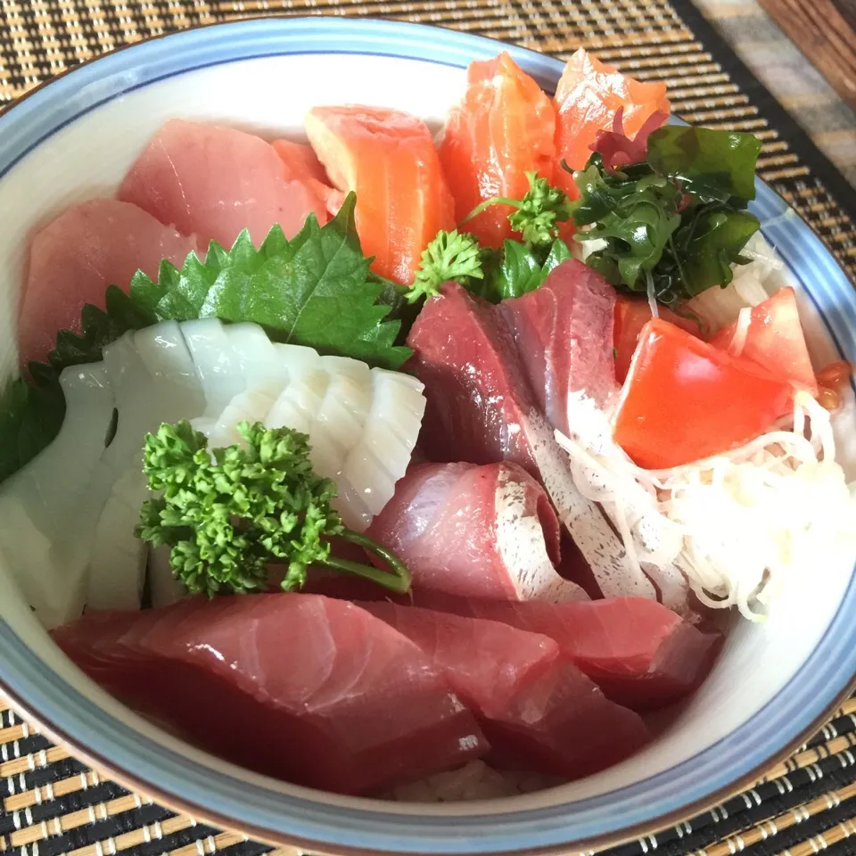 おうちで1人で海鮮丼❤️お刺身ワンパックで完成❗️|paaruさん