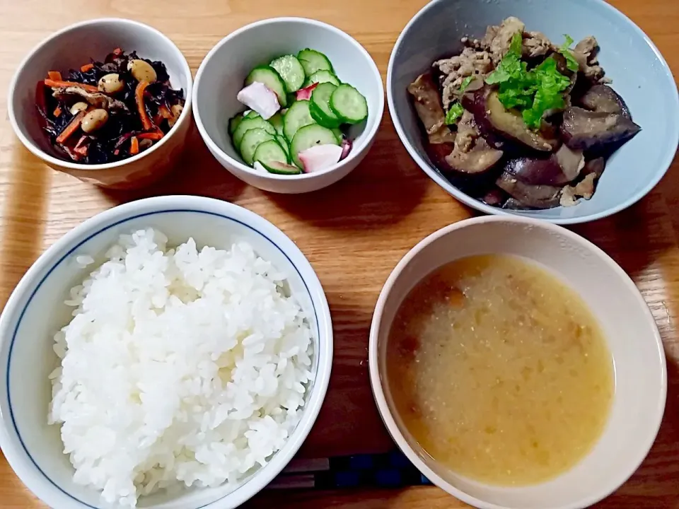 なすと豚肉味噌炒め、ひじき煮、たこときゅうりの酢の物、なめこのお味噌汁|ゆかさん