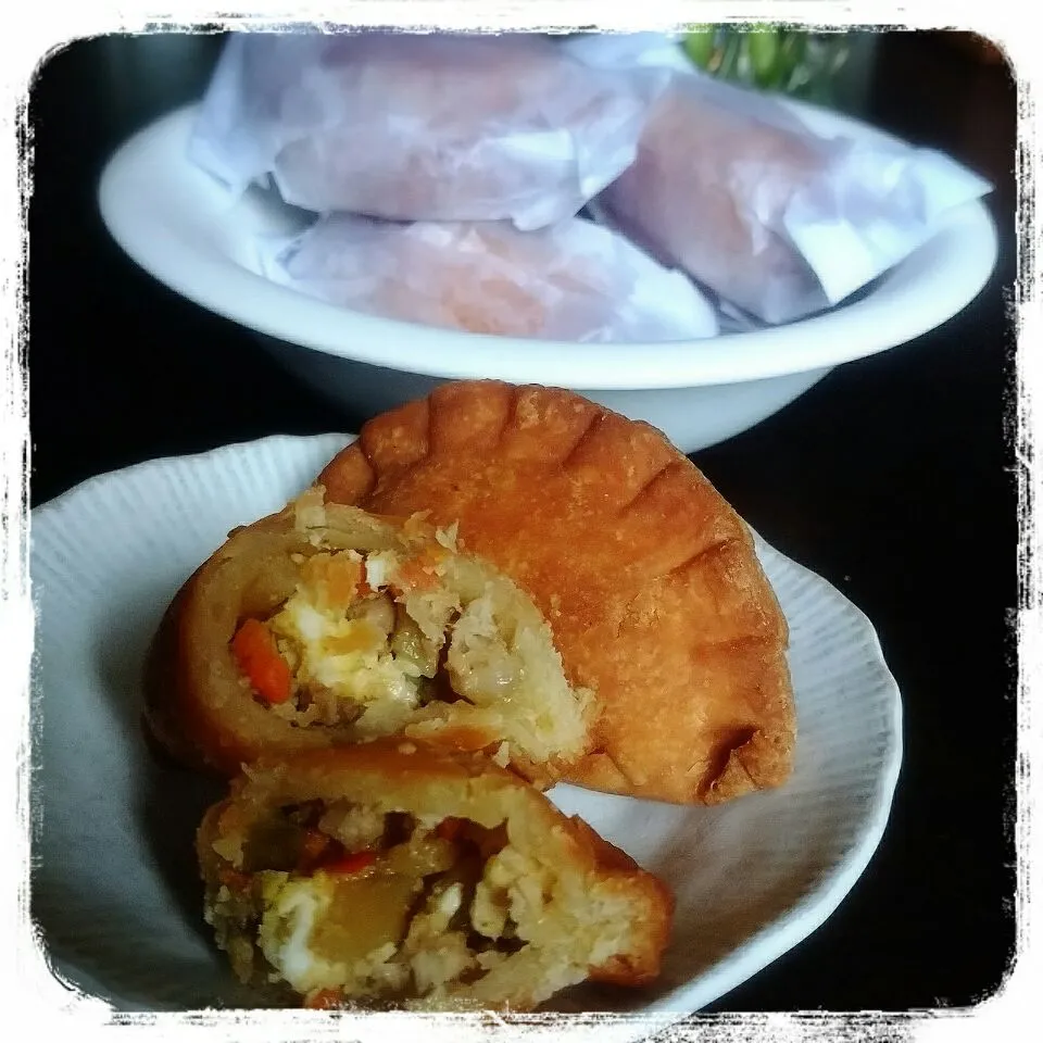 Yummy empanada❤
伯母からのフィリピンのお土産は、エンパナダ☺
生地の中には挽き肉、人参、玉子、甘さを出すのにレーズンが入ってます💕美味しい❤
#empanada #philippinefood #pasalubong #ilovephilippines|Kashimanakitchenさん