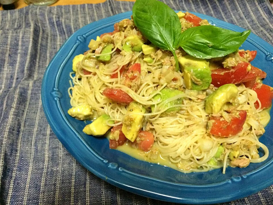 トマトとアボカドの冷製バジルソースパスタ|ハルさん