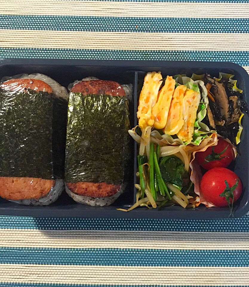 Tulip Bacon Lunch! Rolled egg with finely chopped carrots(tamagoyaki),dark edible seaweeds(hijiki),bean sprouts&spinach saute(moyashi&hourensou) and mini tomato|Reiko Araiさん