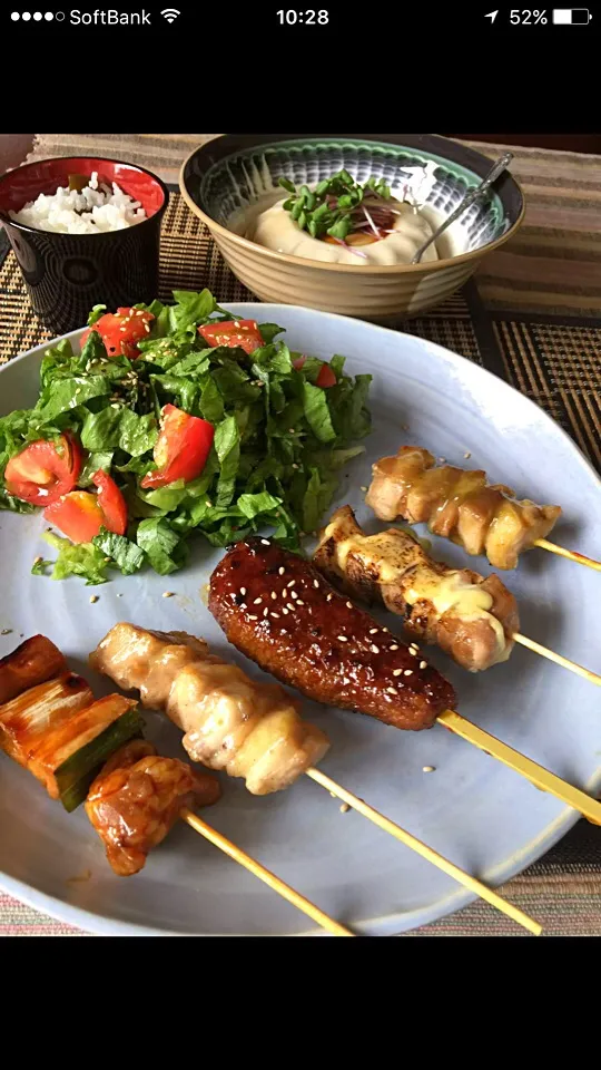 昨夜の残りの焼き鳥を並べ、冷奴と共にお昼ご飯ですよっ♬|paaruさん