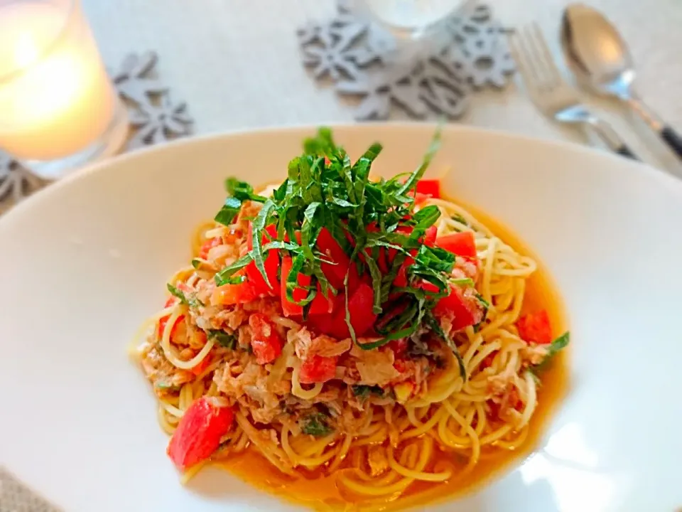 今日は、お休み～♡
久々のお家ご飯❣
トマト🍅とツナと大葉の和風冷製パスタ🍝♪|yokoさん