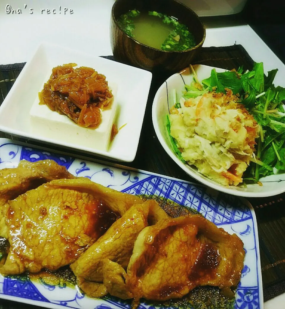 夜御飯は☺🍴
●しょうが焼き
●マヨ無しコンソメポテトサラダ＆水菜
●なめ茸かけた豆腐
●椎茸の味噌汁|Kashimanakitchenさん