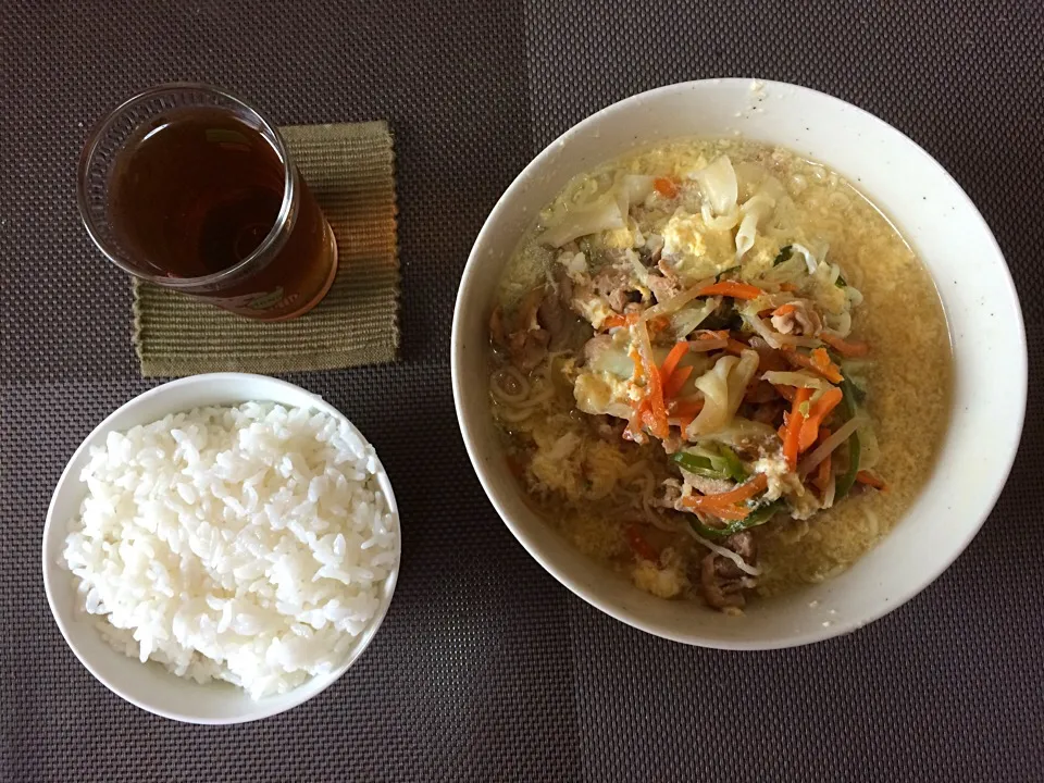 Snapdishの料理写真:野菜炒めラーメンライス|ばーさんさん