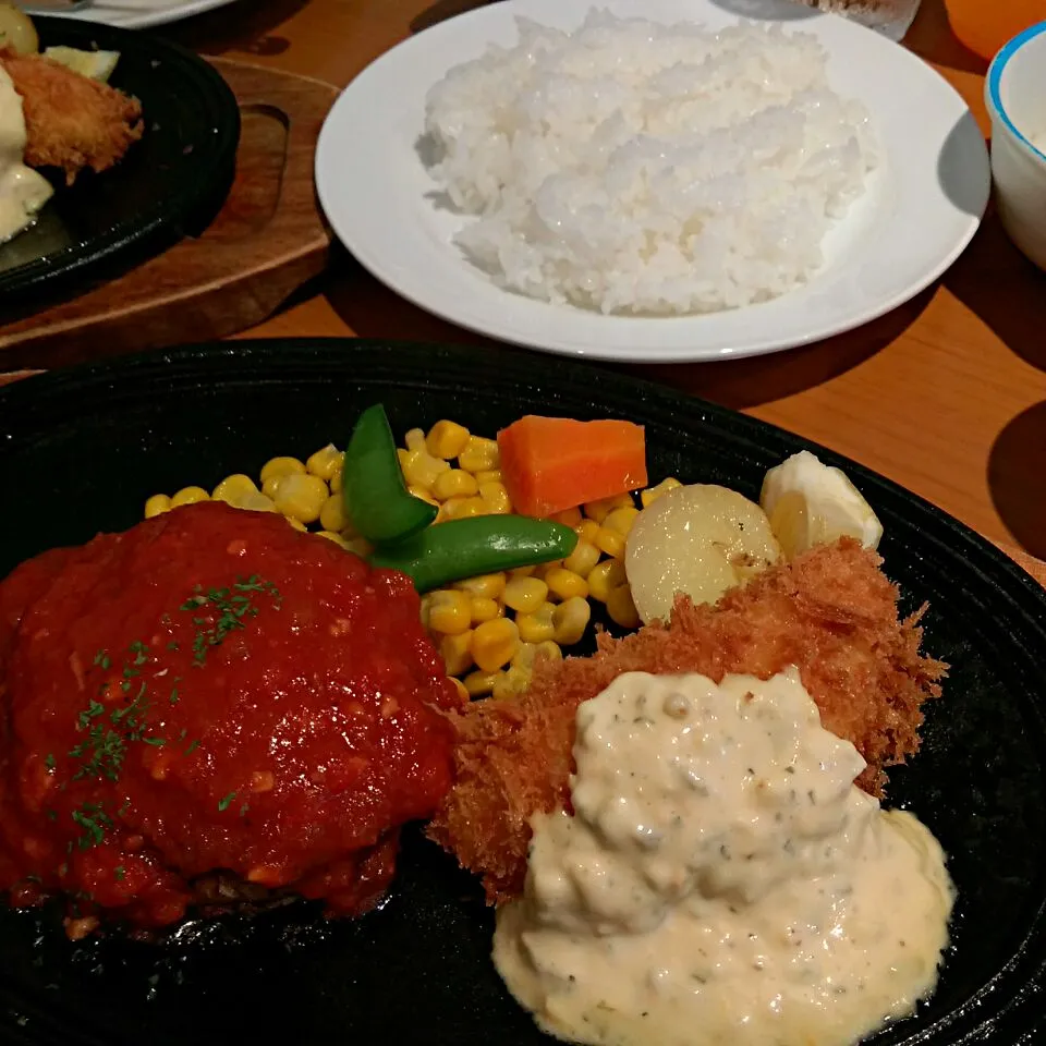 Snapdishの料理写真:オニオン:日替りハンバーグランチトマトソース(本日の一品:白身フライ)|つーさん